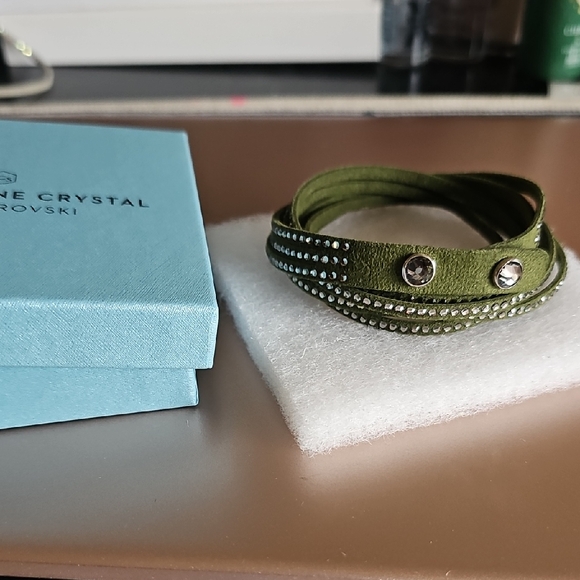 Touchstone Crystal Wrap Star Bracelet (OLIVE) - Picture 1 of 3